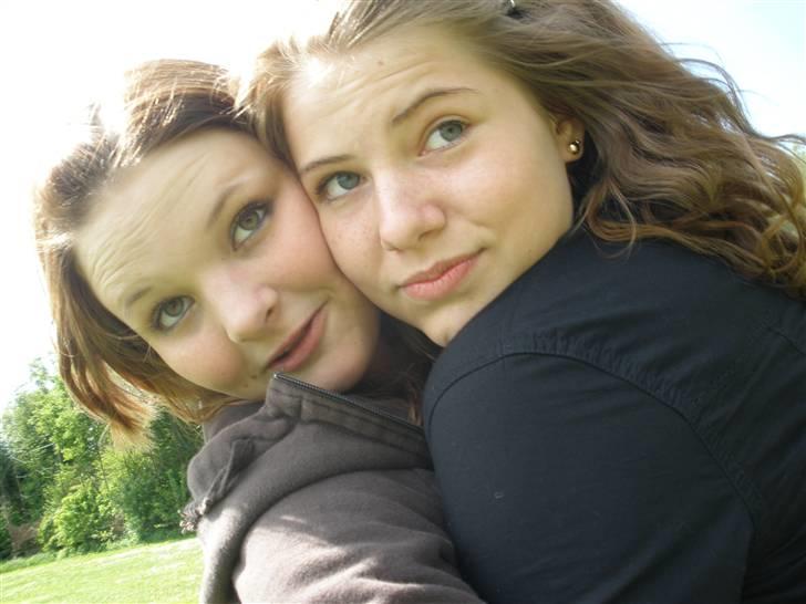 Kvinde Line Andersen - Mig og min veninde, mig til ventre ;)  billede 9