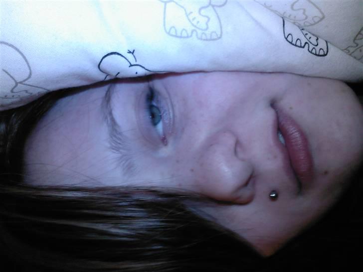 Kvinde  Lykke ( L ) - Ligger lige og sover billede 3