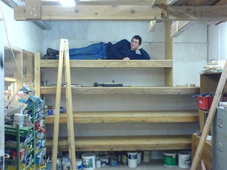 Mand jacob - praktik som tømre. Mester manglede hylder så jeg lavede nogen til ham. billede 7