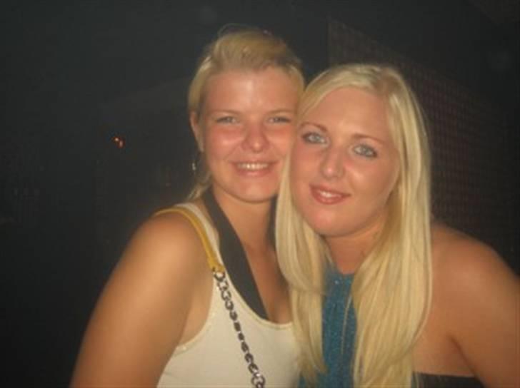 Kvinde Ann - Stine og jeg på Daisy, hvor jeg er rigtig.... rigtig fuld.... (Efter gymnasie- og handelsskolefest, hvor jeg var med til begge) billede 17