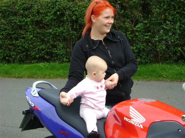 Kvinde  Lykke ( L ) - Min Datter og jeg på min bror´s mc (= billede 9