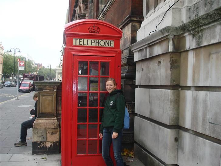 Kvinde Katrine C - Studietur til London 2008, selvfølgelig skulle der tages billeder ved en telefonboks... ;-P billede 11