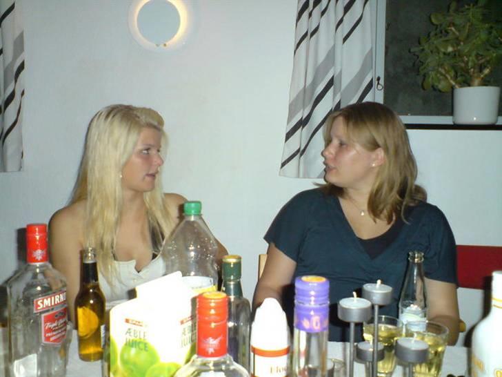 Kvinde Ann - Marie og jeg... Meget seriøs snak vi har gang i der... Og pisse fulde. Forfest til handelsskolefest og gymnasiefest. billede 18