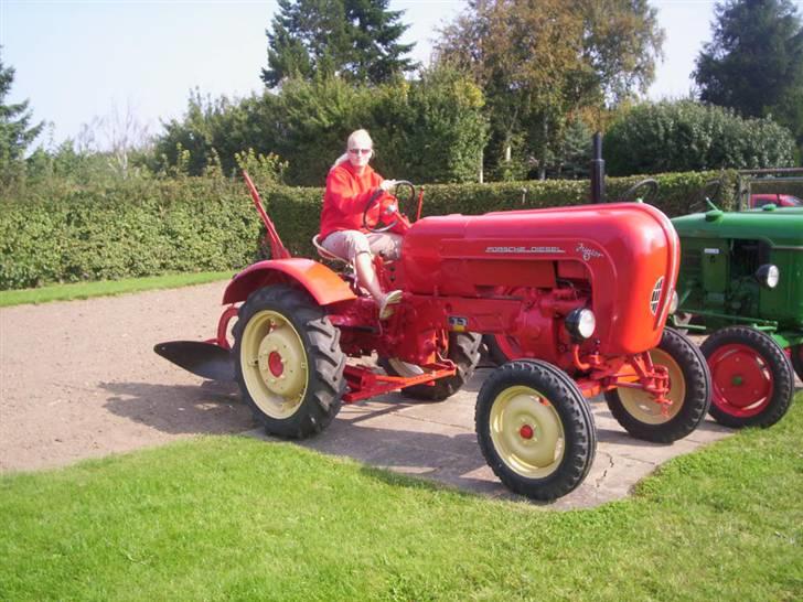 Kvinde Babs - Min helt egen Traktor :) det er en Porsche :) Den har snart vundet en hel del og skal til DM med den  billede 6