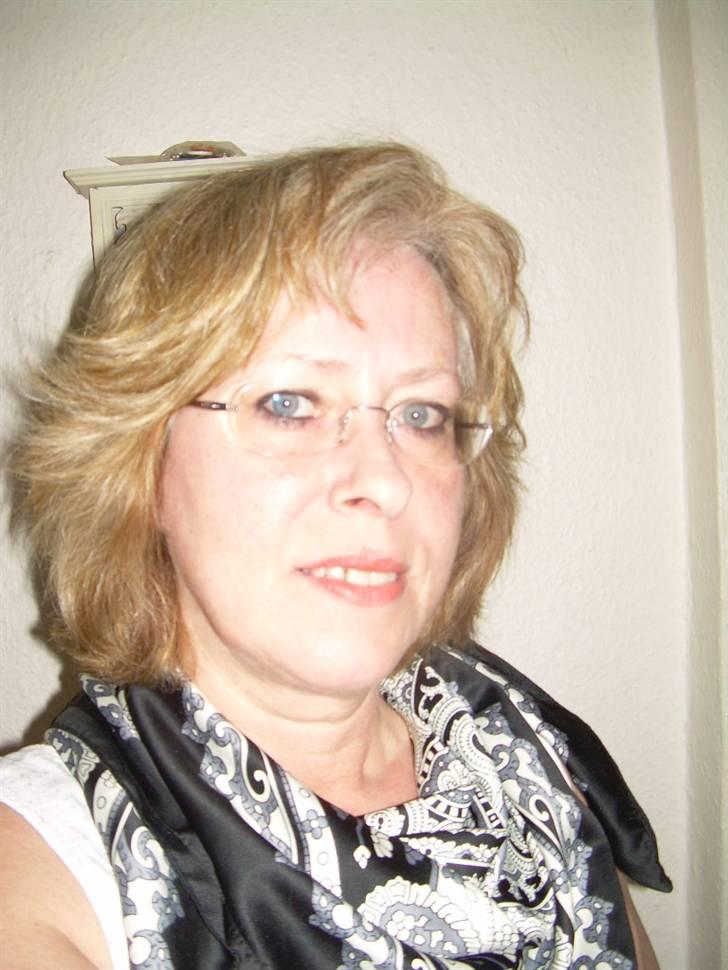 Kvinde Fru Larsen. - Sidste nye hårfarve. billede 14
