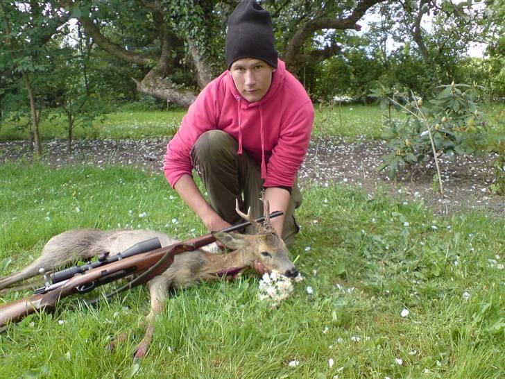 Mand Kenneth - Ja, som det fremgår af billedet er jeg også jæger .. :D  billede 2