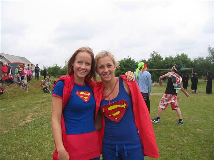 Kvinde Ninamarc - sidste skoledag. astrid+nina som supermænder billede 6