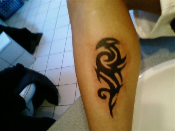 Mand Niklas - Min første tattoo, på venstre ben. billede 2