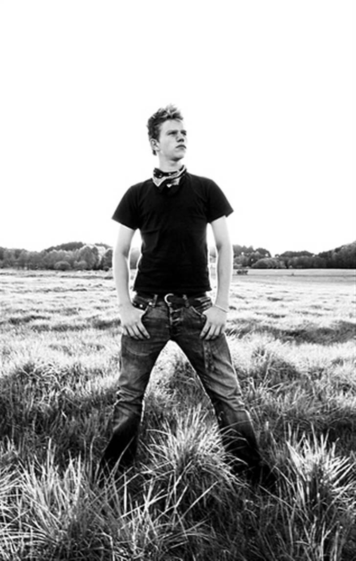 Mand phillip Kjeldgaard - taget i sort hvid billede 7