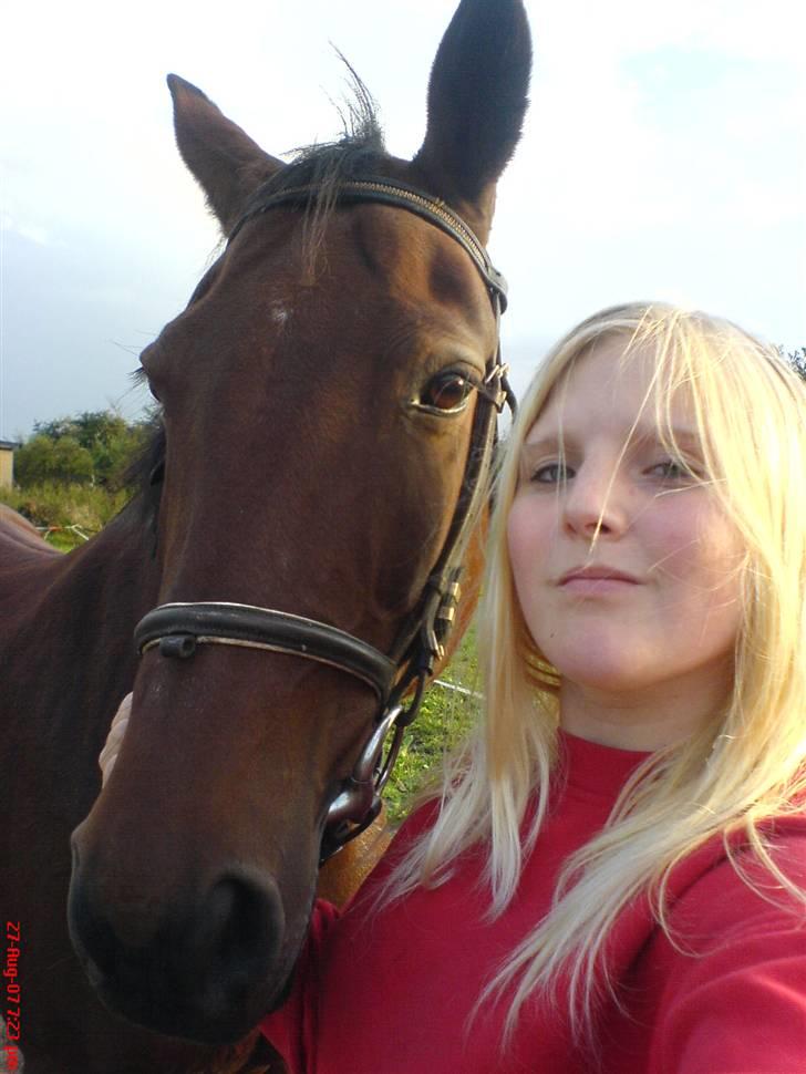 Kvinde Mia Maja H Michelsen <3 - Mig og min dejlige hest, måske ikke et passende billed, men det er en stor del af mig<3 billede 6