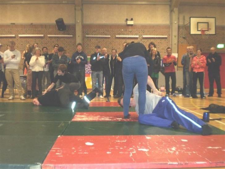 Kvinde Meme - Opvisning i kampsport og polititeknikker billede 11