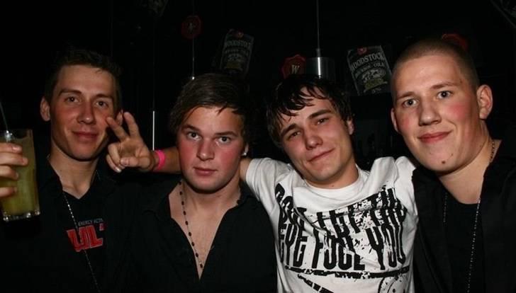 Mand Kresjan (^^') - LOC aften på Churchill i Haderslev, Urte til højre for mig, men hvem fanden er de andre ? :S billede 6