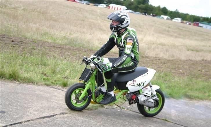 Mand Kresjan (^^') - Kongen af intet / TeamLujer Smed på en pocketbike han har lånt :D billede 7