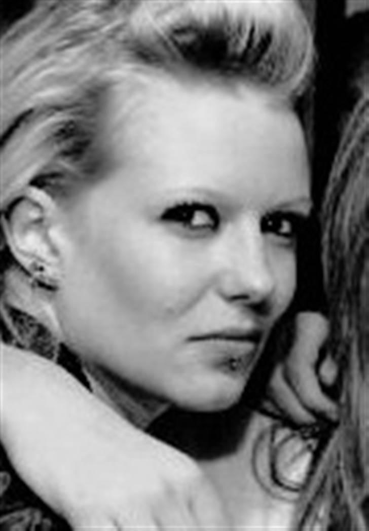 Kvinde Mia Holmqvist - Redigeret billede fra fest på Ukontrollerbar billede 1