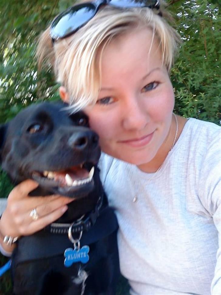 Kvinde Charlotte - her med mine forældres hund. 2009. billede 15