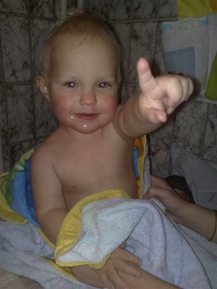 Kvinde Sandra - Tobias havde lige været i bad...  billede 10