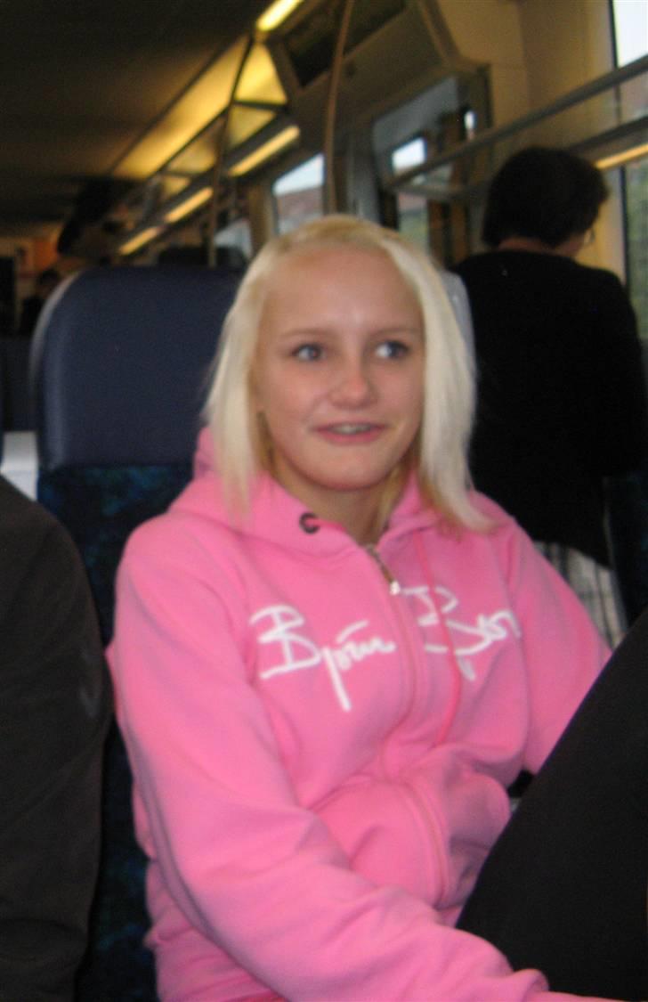 Kvinde Simone  - på vej på leherskole med klassen <3 elsker jer billede 5