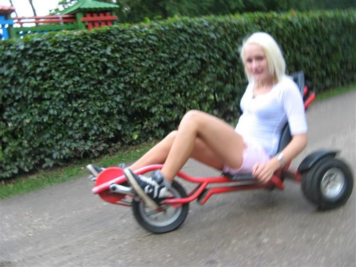 Kvinde Simone  - stener meget, hvad fanden skal man os lave i silkeborg haha <3 billede 6