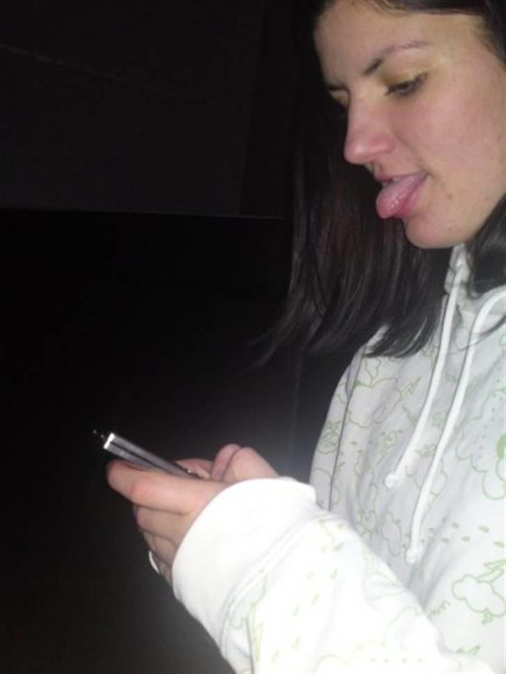 Kvinde Mette Storgaard Olsen. - Leger med Dürr´s telefon.. med sort hår ;) billede 8
