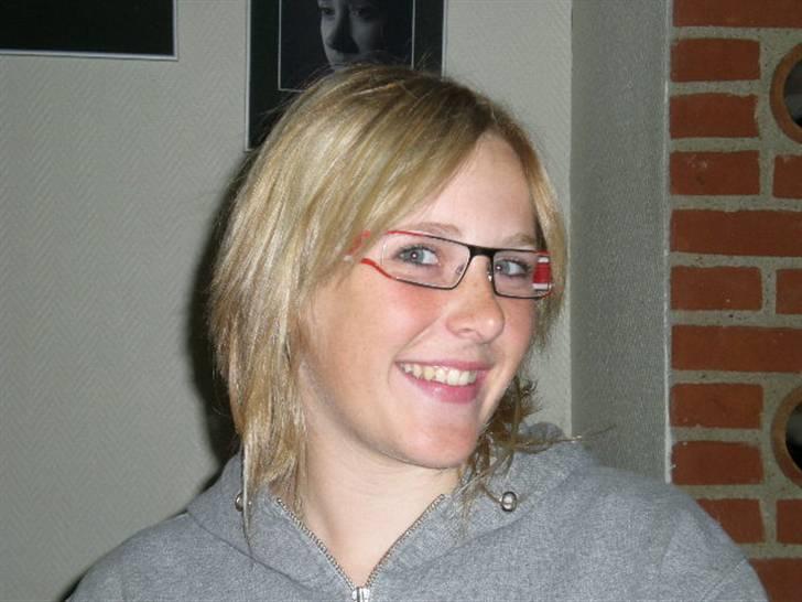 Kvinde Regitze <3 - Mig med Fies læsebriller :D billede 3