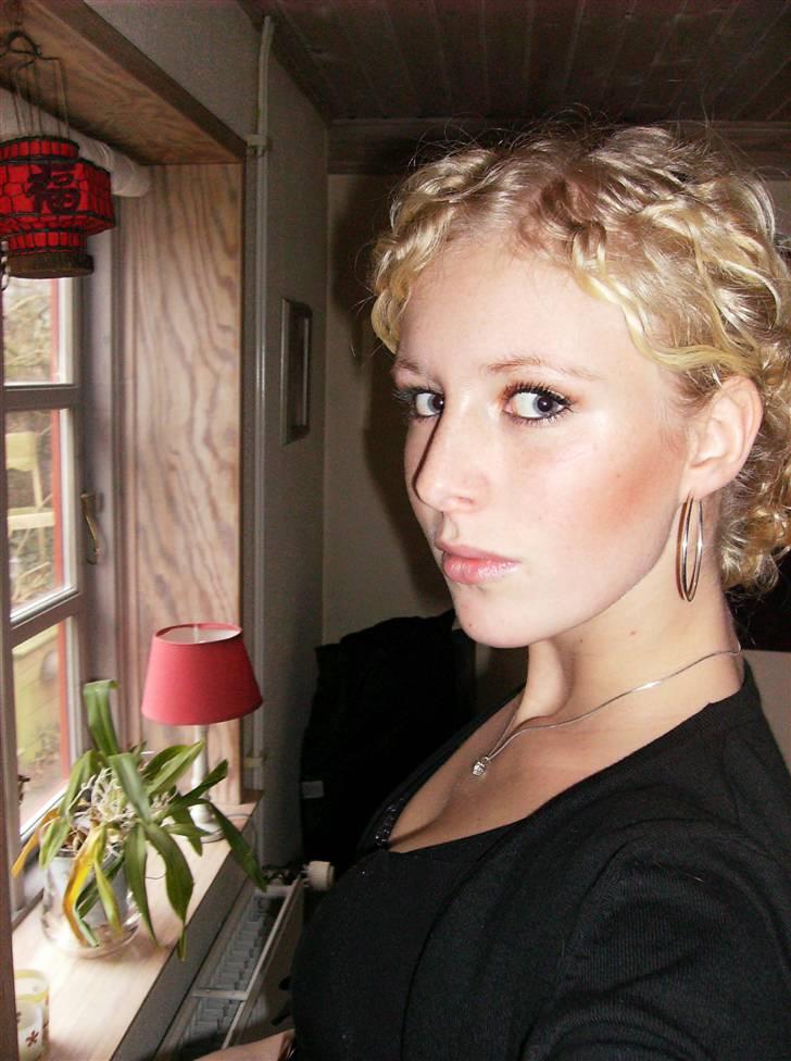 Kvinde Stephanie - Mig inden julefrokost med familien.  billede 10