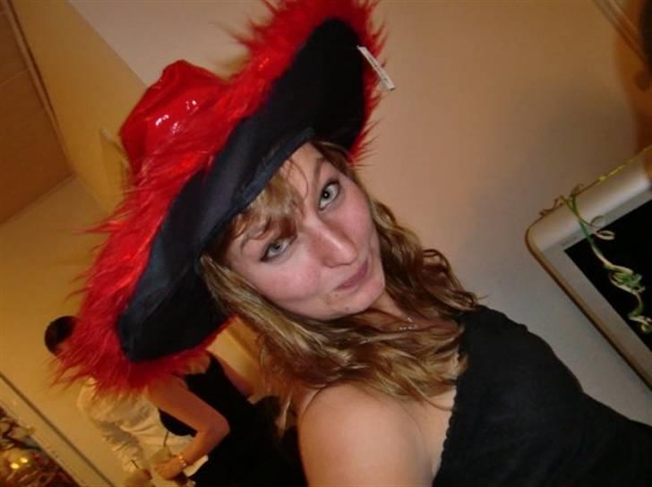 Kvinde Sjenne (skrigeskinken) - billederne er fra nytårs aften. efter der var blevet tømt en masse flasker vin billede 2