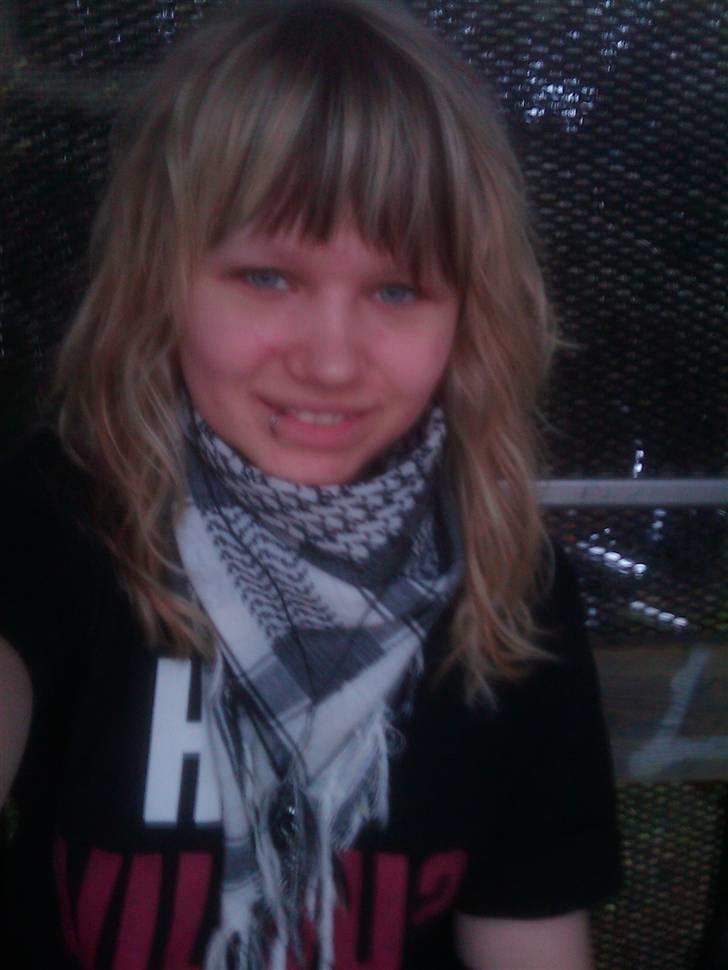 Kvinde Sara - nu med pandehår ;-) .. billede 1