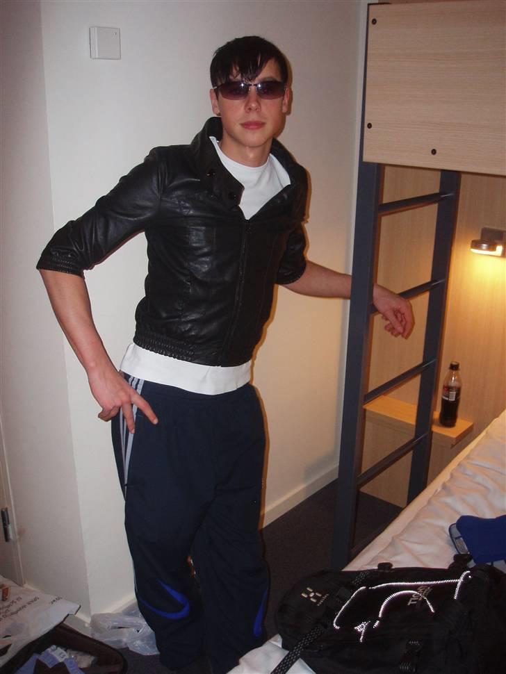 Mand Morten H - 12 timer før afgang til Sydamerika... prøvede lige brormand´s kæreste´s jakke..:D billede 7