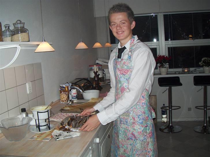 Mand kasper - nytårsaften :d laver da lidt mad! billede 2