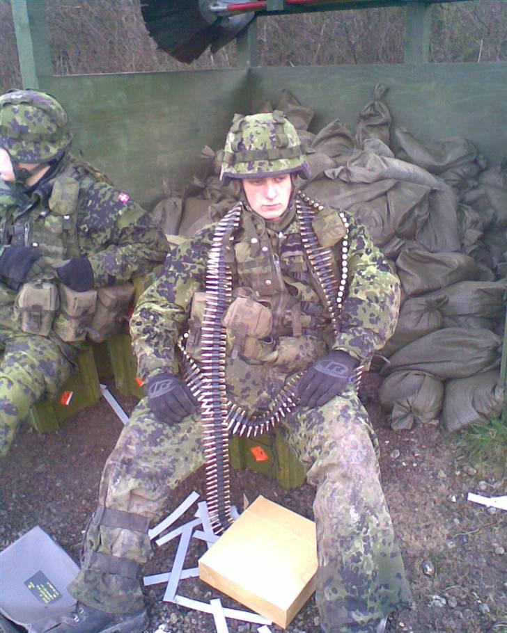 Mand Hukko - Det er sjovt på skydeøvelse :D billede 4