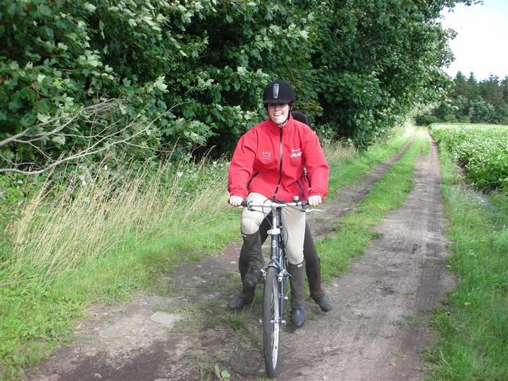 Kvinde Mette Elena - Mig på Cykel og Tiff bagpå :D billede 8