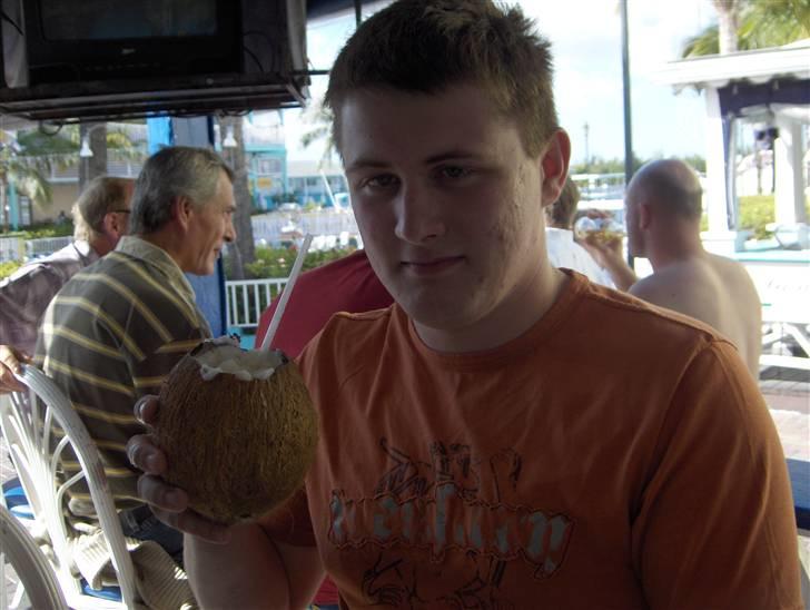 Mand Lasse Nielsen - stambaren på bahamas med en pinacolada i hånden  billede 1