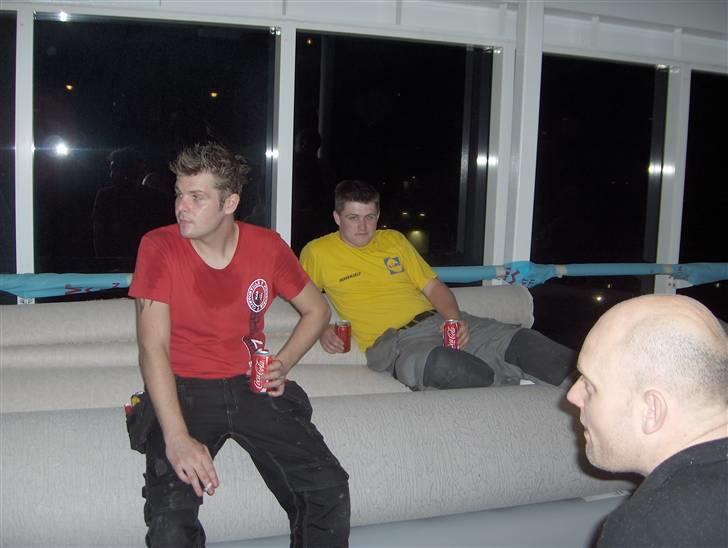 Mand Lasse Nielsen - fyr aftens cola efter en lang varm dag mig i den gule billede 2