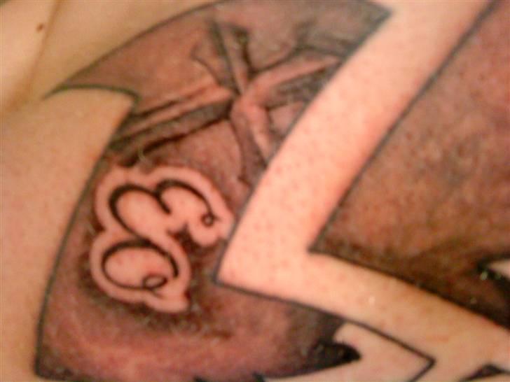 Mand M. Skytte - et kors, og initialerne for min hund som døde i mine arme i sommers. På vej til lægen efter en ulykke. billede 18