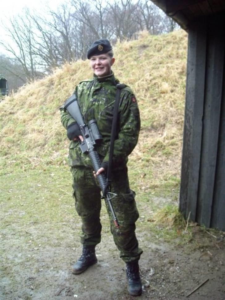 Kvinde Ann - Rekrut Aars på skydebanen. Jeg hader det GV! Men det klæder mig da meget godt ; ) billede 19