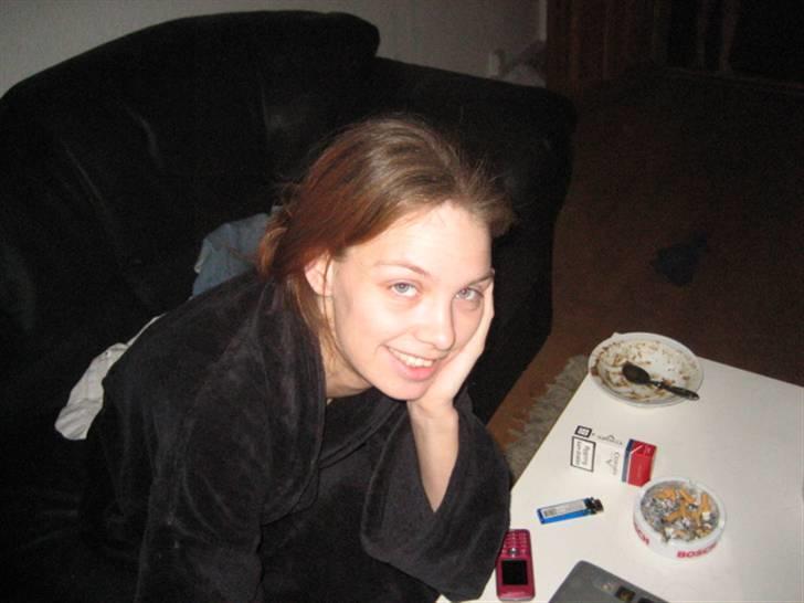 Kvinde Louise - Ja godmorgen til dig også......ha ha billede 3