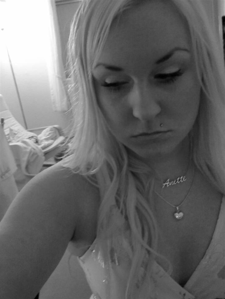 Kvinde Anette - Hmm , trist ? Neeej :P billede 1