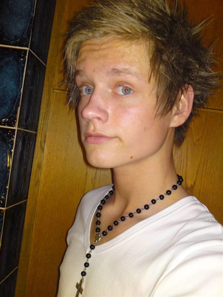 Mand Mark :b - lige kommet hjem fra fest. klokken er 5 eller noget ;) . håret er mega fuckt . billede 6