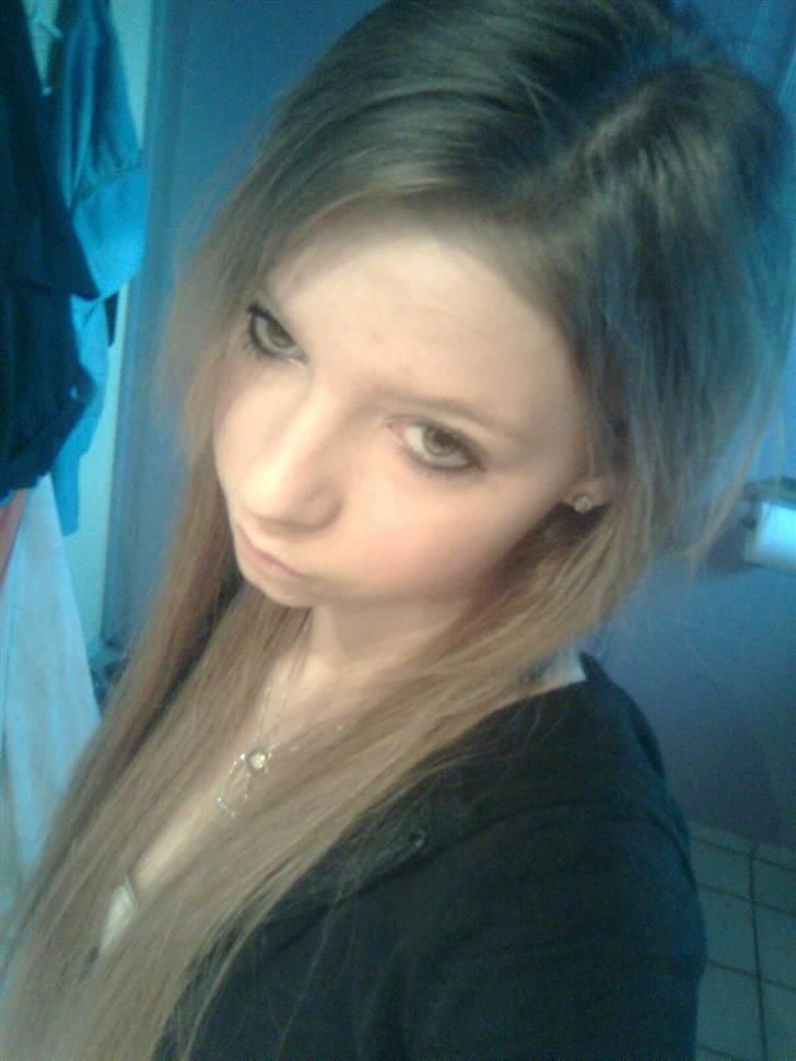 Kvinde Mia - » Upti ´wupti ~ martini i hånden & sko fra gucci d; billede 2