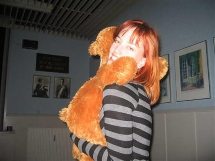 Kvinde Dorthe - fra min 20 års fødselsdag, bamsen fik jeg i gave fra min bedsteste bedste ven og hendes daværende kæreste billede 2