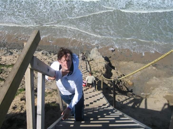 Kvinde Dorthe - Fra sommerferie i Skagen, henne ved den kirke der snart styrter i havet. Damn der var langt ned billede 4