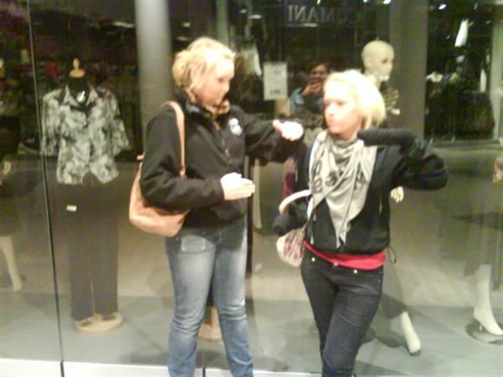 Kvinde Kamilla Hjermitslev - maniking dukker i kennedy arkaden´:D  billede 3