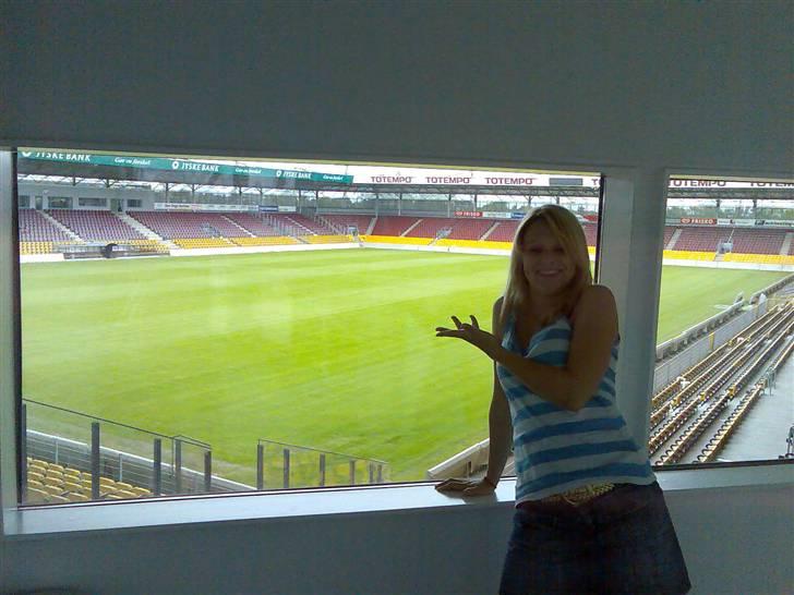 Kvinde Cathrin - farum stadion billede 11