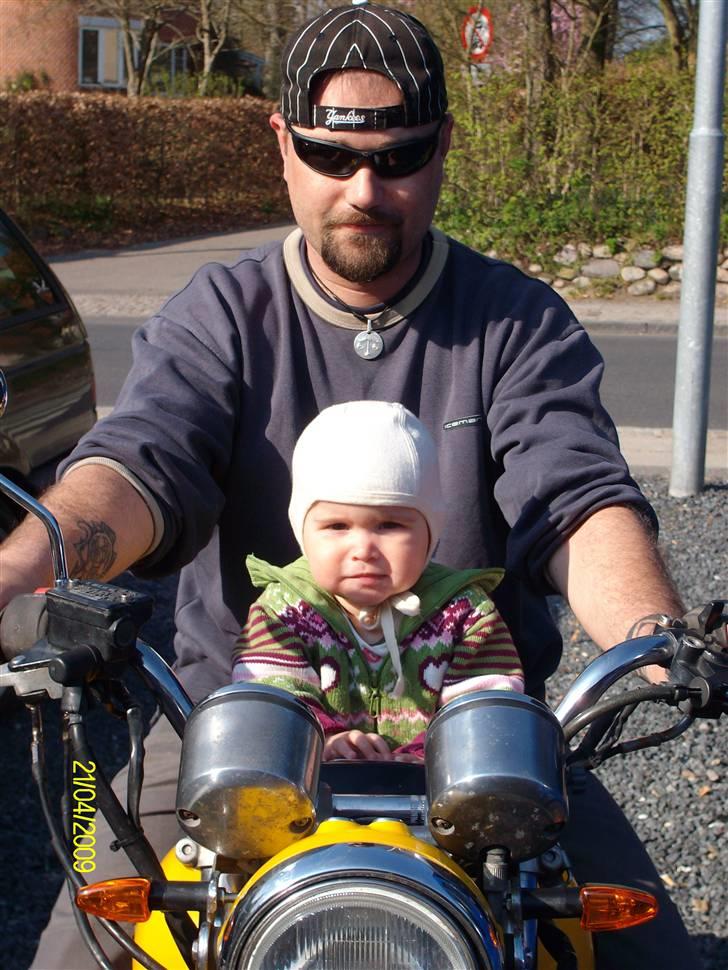 Mand Den gamle *GG* Jan - min lille gudlklump sammen med far på cyklen:-) hun er for sød billede 8
