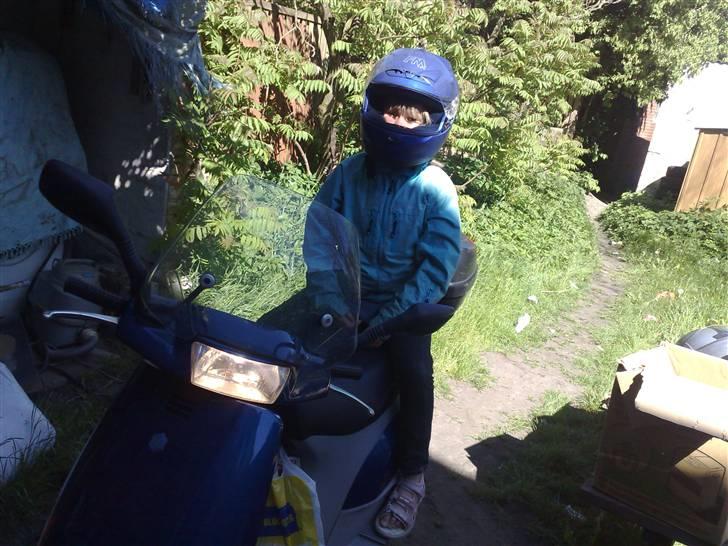 Mand torben n - første gang på mc scooter uhhh,men efter, skal vi ikke havde sådan en ;) he he  billede 6