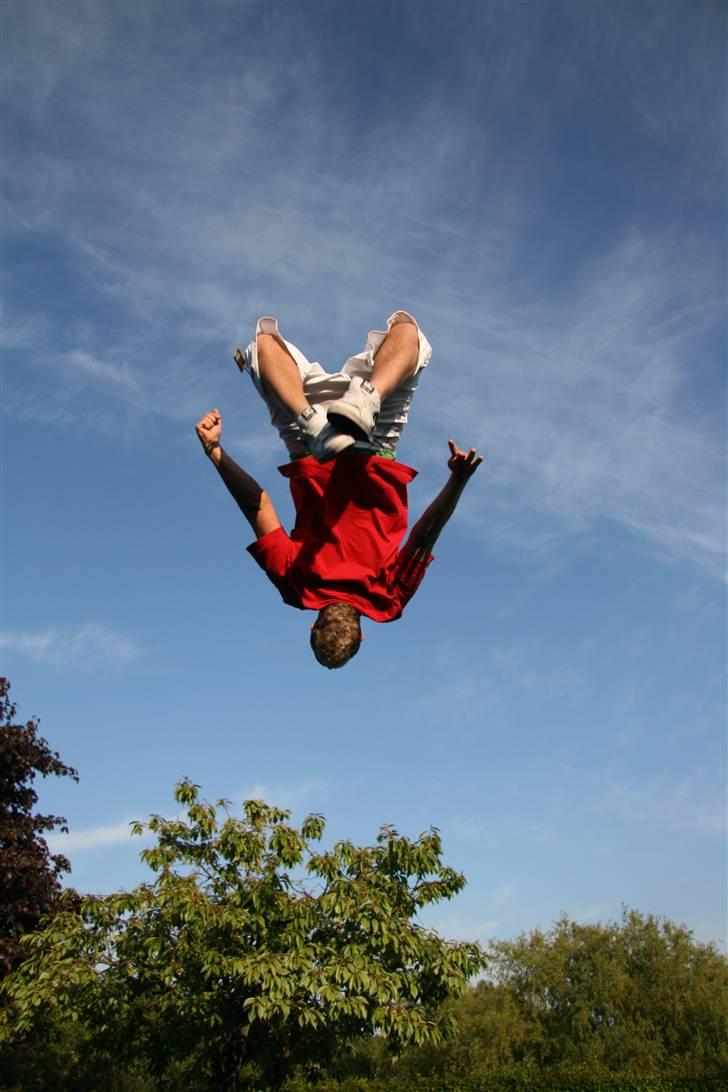 Mand LarsM - Kan _næsten_ flyve, men også kun næsten, er i hvert fald syg på en trampolin. billede 1