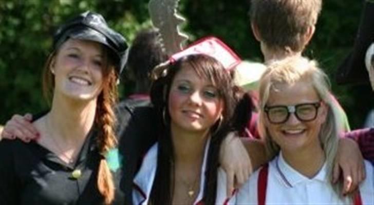 Kvinde clara - mig i midten billede 3