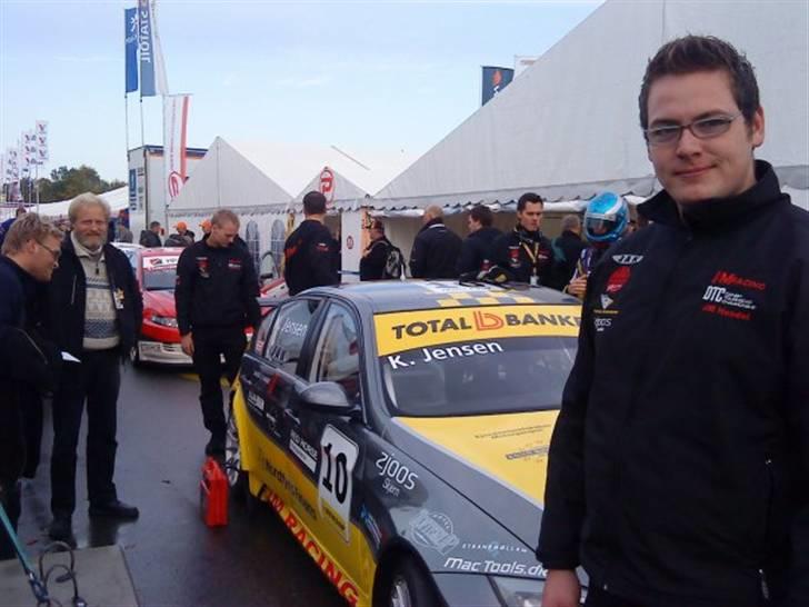 Mand Kris Mathiesen - Ude med teamet billede 1