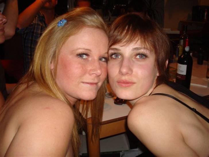 Kvinde Meme - Julie og mig.. Vi skulle lige prøve vores kunstige øjenvipper.. ;) billede 4