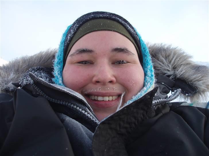 Kvinde Johanna - Mig på hundeslædetur i Aasiaat, Nordvestgrønland, d. 10. februar 2008. Temperaturen var på ca. minus 44 grader Celcius, og min ånde frøs fast i ansigtet på mig som iskrystaller. billede 1